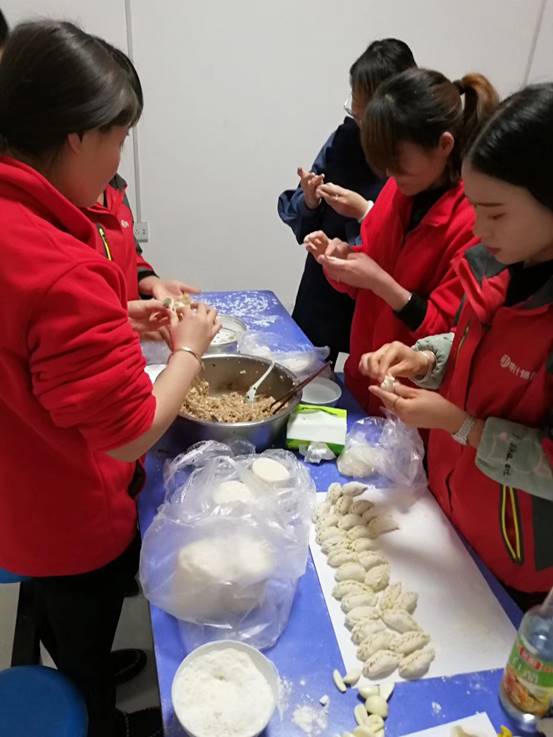 2018冬至当天！单位组织包饺子